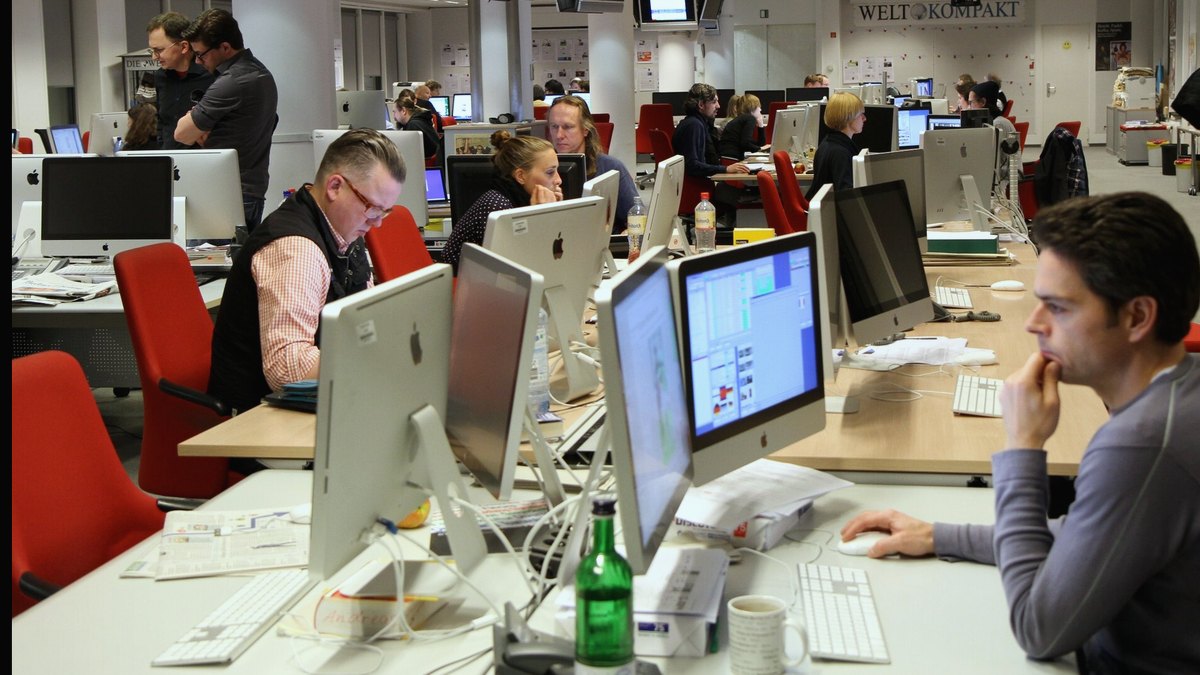 La mesa de trabajo de la redacción durante la preparación del programa